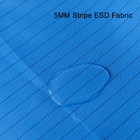 Tissu répulsif liquide de polyester d'ESD de salle propre de contrôle statique avec la rayure de carbone de 5mm