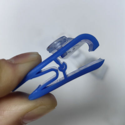 Un clip suspendu en plastique bleu et blanc exclusif
