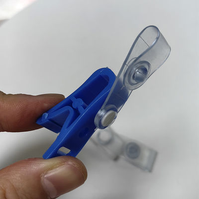 Un clip suspendu en plastique bleu et blanc exclusif