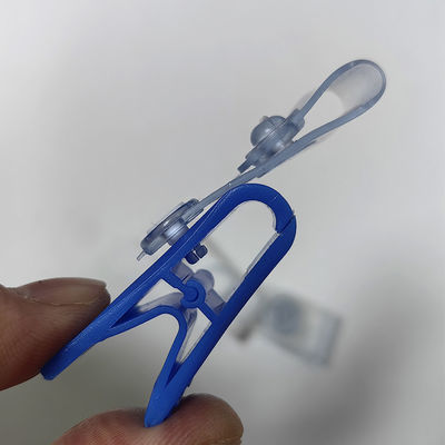 Un clip suspendu en plastique bleu et blanc exclusif