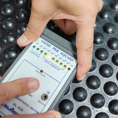 Mat anti-fatigue en caoutchouc noir ESD antistatique avec motif de cône pour salles blanches