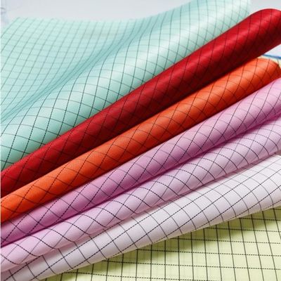 tissu antistatique sûr d'ESD de polyester non pelucheux conducteur de Cleanroom de 10e6ohm Antiestatica pour le manteau de laboratoire